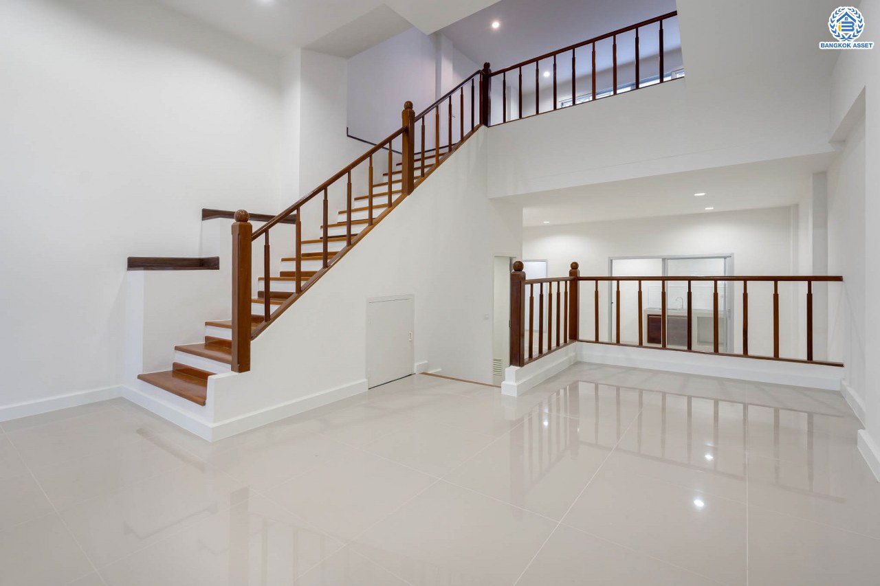 บ้านมือสองตกแต่งใหม่ ม.ไชน่าทาวน์ รามอินทรา เนื้อที่ 21 ตร.ว. ฟังก์ชัน 3 ห้องนอน 3 ห้องน้ำ จอดรถได้ 1 คัน สภาพแวดล้อมเยี่ยม เชื่อมต่อ ถ.ลาดปลาเค้า, ถ.เกษตร-นวมินทร์, ถ.รามอินทรา รถไฟฟ้าสายสีเขียว "สถานีเสนานิคม" และทางด่วน "ฉลองรัช"